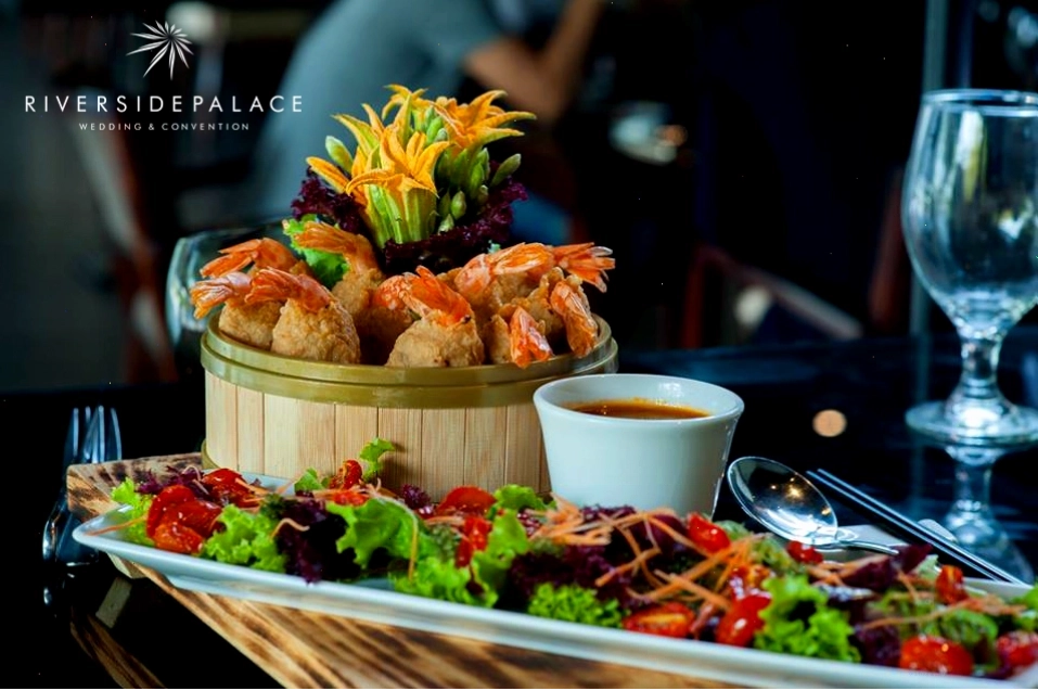 Chả giò bách hoa sốt chua ngọt hấp dẫn, khai vị hoàn hảo cho thực đơn tiệc cưới