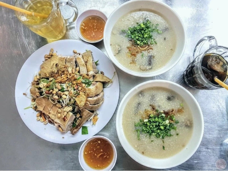 Cháo vịt là món ăn sáng phổ biến tại Móng Cái