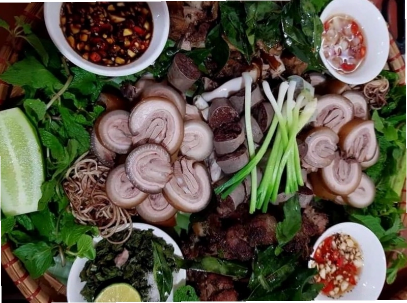 Chế biến món lợn bản tại Quán Hoa Ban