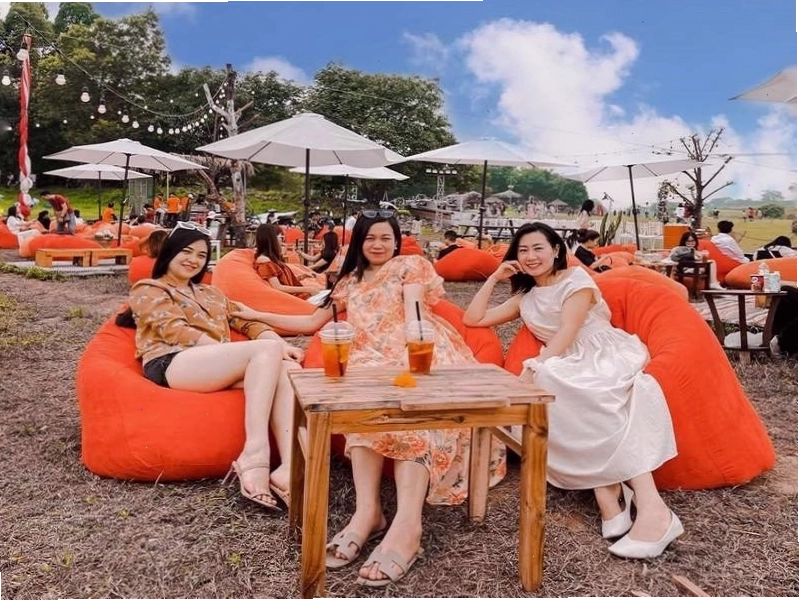 Check in ngoài trời tại các quán cafe bãi đá sông Hồng