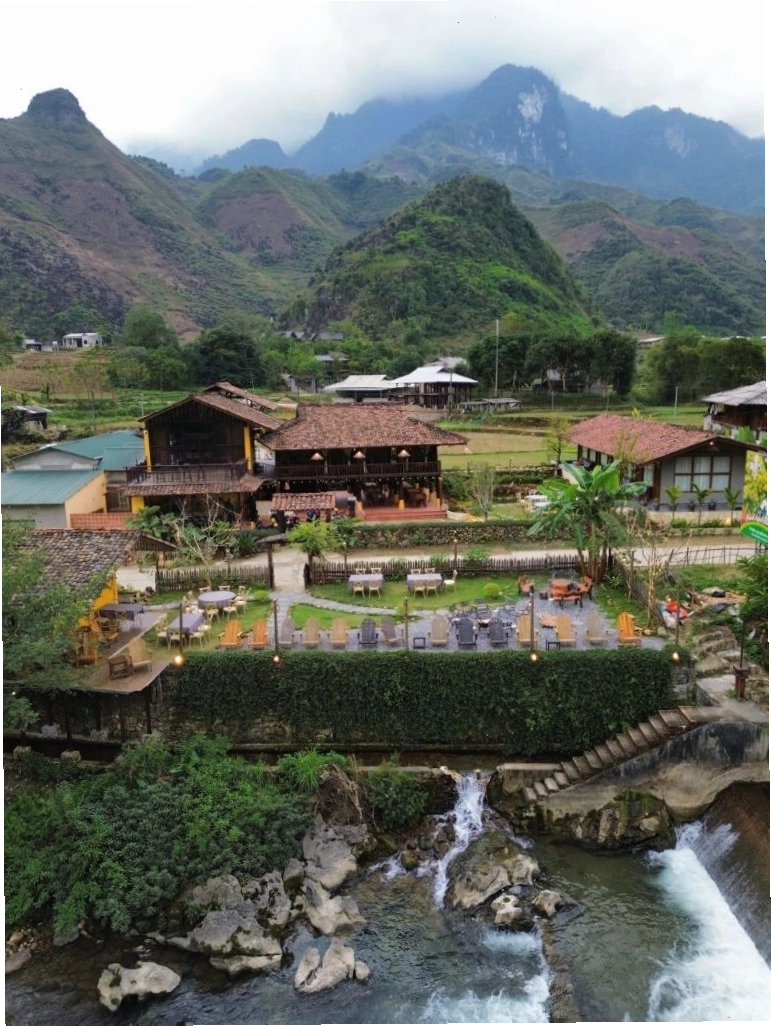 Cheers Du Già Ecolodge thu hút du khách bởi thiết kế đơn giản và không gian xanh