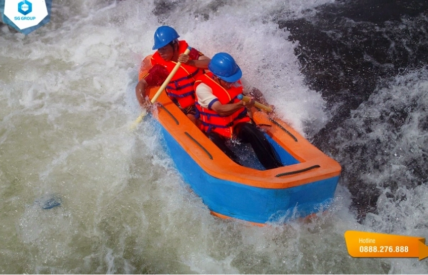 Chèo xuồng cao su vượt thác - Trải nghiệm phiêu lưu tại Waterland Thạch Lâm