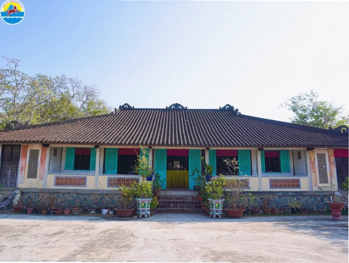 Chi tiết chạm khắc tinh xảo trên những cột gỗ của Nhà Cổ Trăm Cột