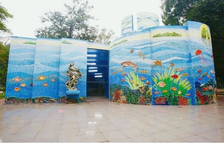 Chi tiết nghệ thuật gắn gốm trên tường Nhà Gương