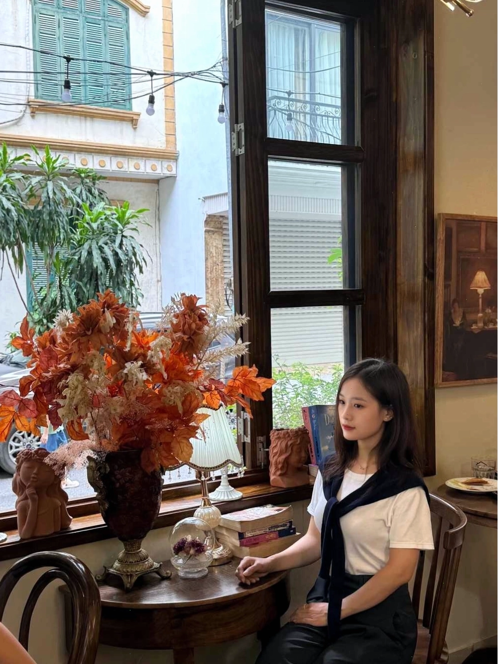 Chi tiết trang trí hoa lá tại Thom Cau Coffee