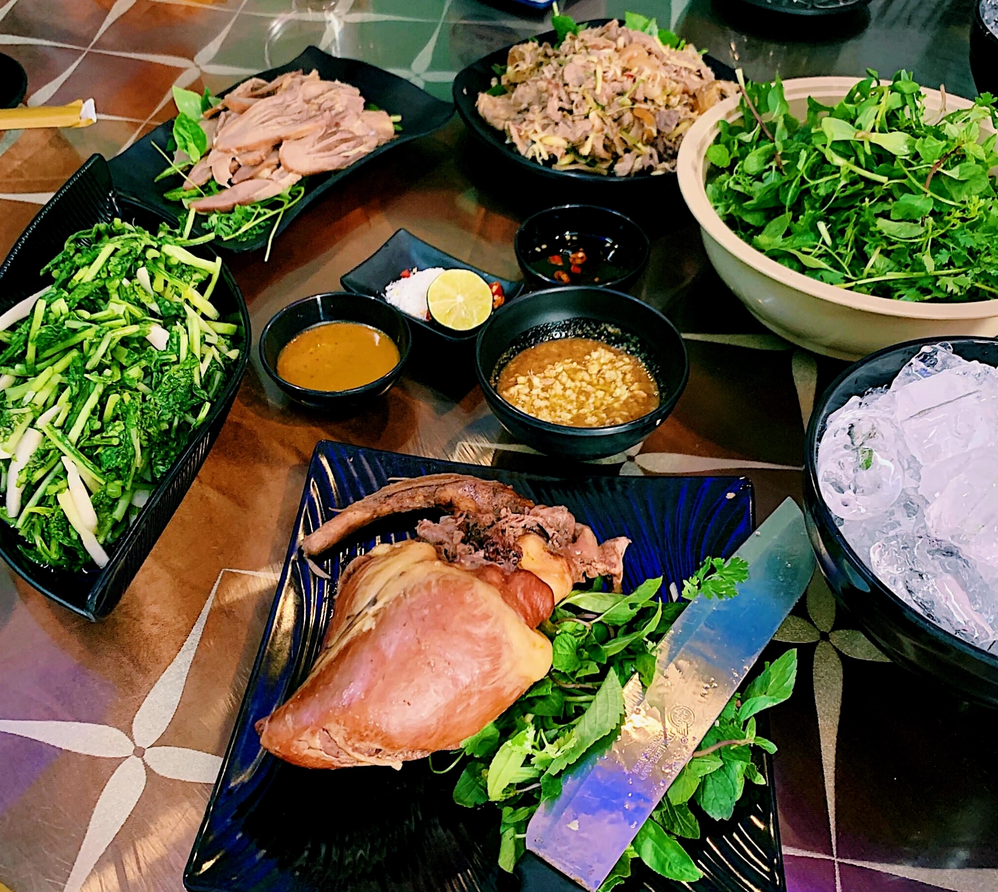 Chi tiết trang trí nội thất tại nhà hàng Tuấn Hương
