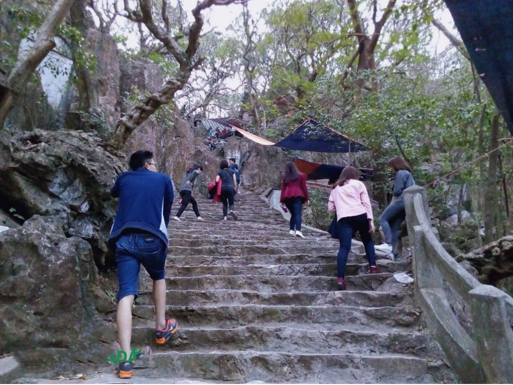 Chinh phục bậc thang lên chùa Gia Lào