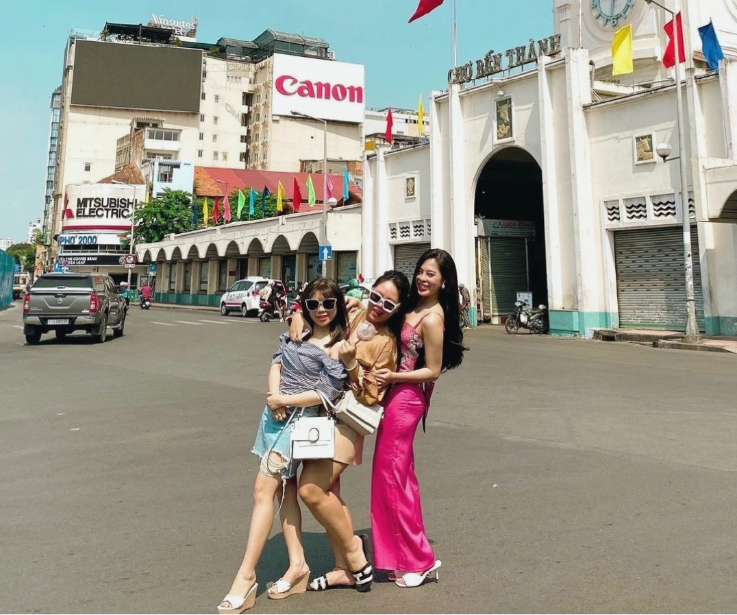 Chợ Bến Thành sầm uất, biểu tượng du lịch thành phố Hồ Chí Minh