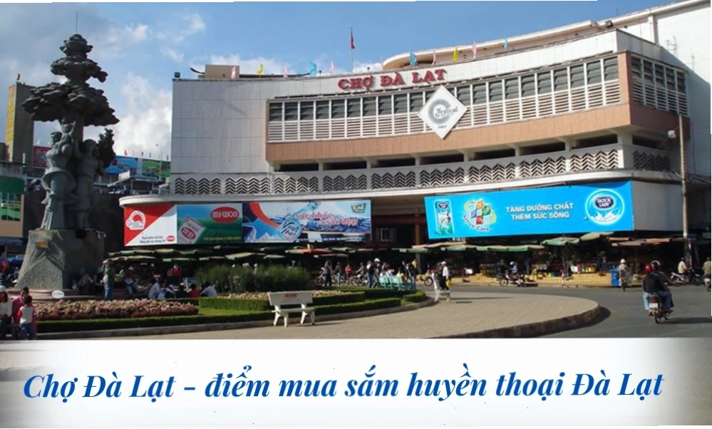 Chợ Đà Lạt nhộn nhịp với các gian hàng đặc sản và hoa tươi