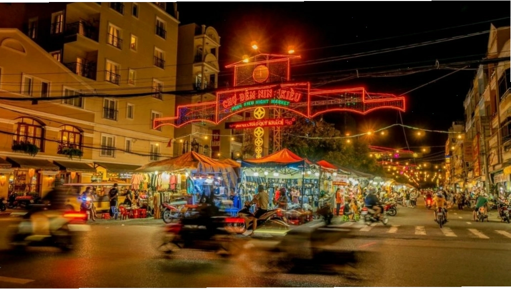 Chợ đêm Ninh Kiều lung linh sắc màu với các gian hàng ẩm thực