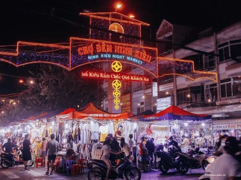 Chợ đêm Ninh Kiều lung linh về đêm với nhiều hàng quán ẩm thực