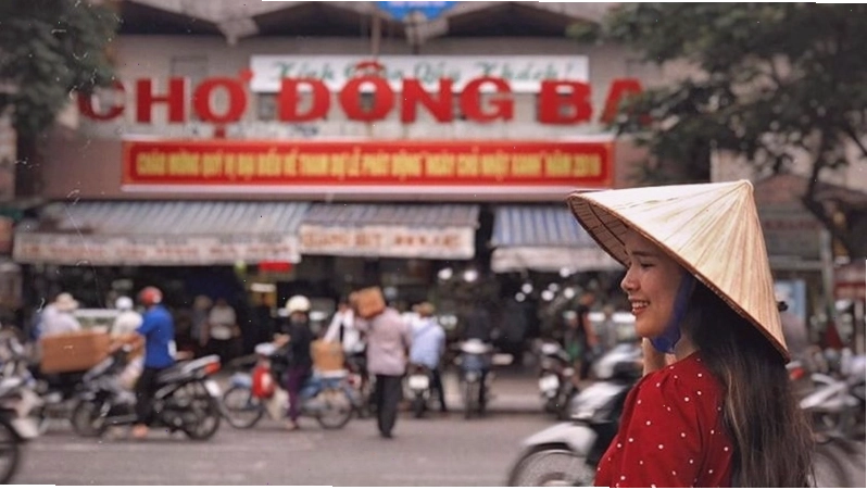 Chợ Đông Ba tấp nập với các mặt hàng đa dạng