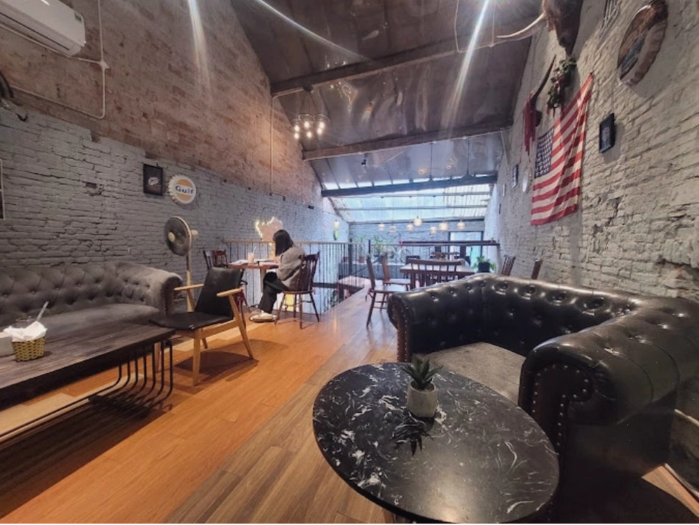 Chỗ ngồi thoải mái với phong cách bụi bặm tại quán cafe Bà Triệu