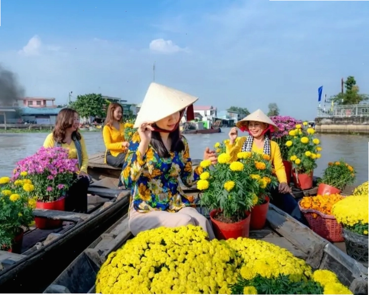 Chợ nổi Ngã Năm Sóc Trăng với nhiều ghe thuyền buôn bán
