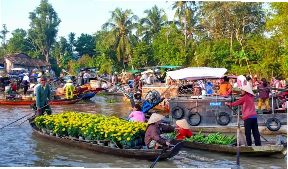 Chợ nổi Ngã Năm tấp nập ghe thuyền buôn bán trái cây đặc sản miền Tây