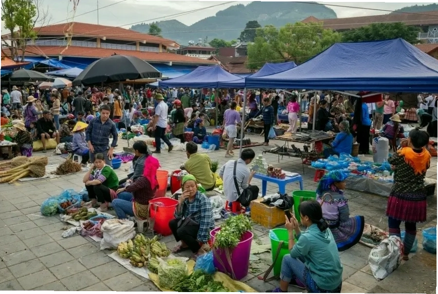 Chợ phiên Bắc Hà lung linh sắc màu thổ cẩm, điểm du lịch Tây Bắc sôi động