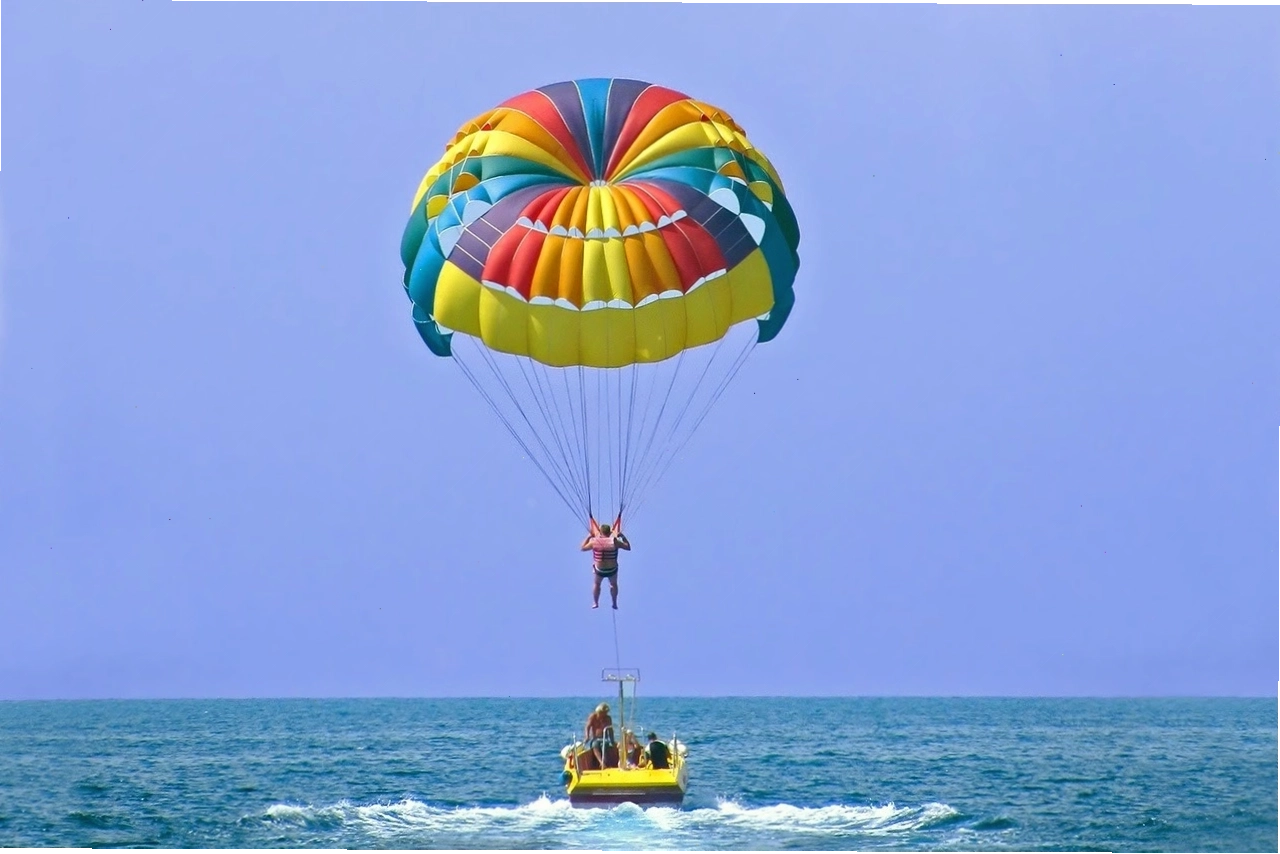 Chơi dù bay tại bãi biển Bắc Mỹ An