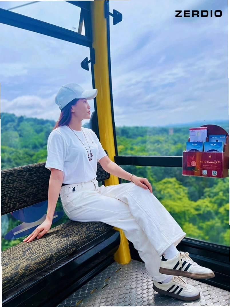 Chọn trang phục gọn nhẹ, thấm hút tốt khi leo núi Bà Đen