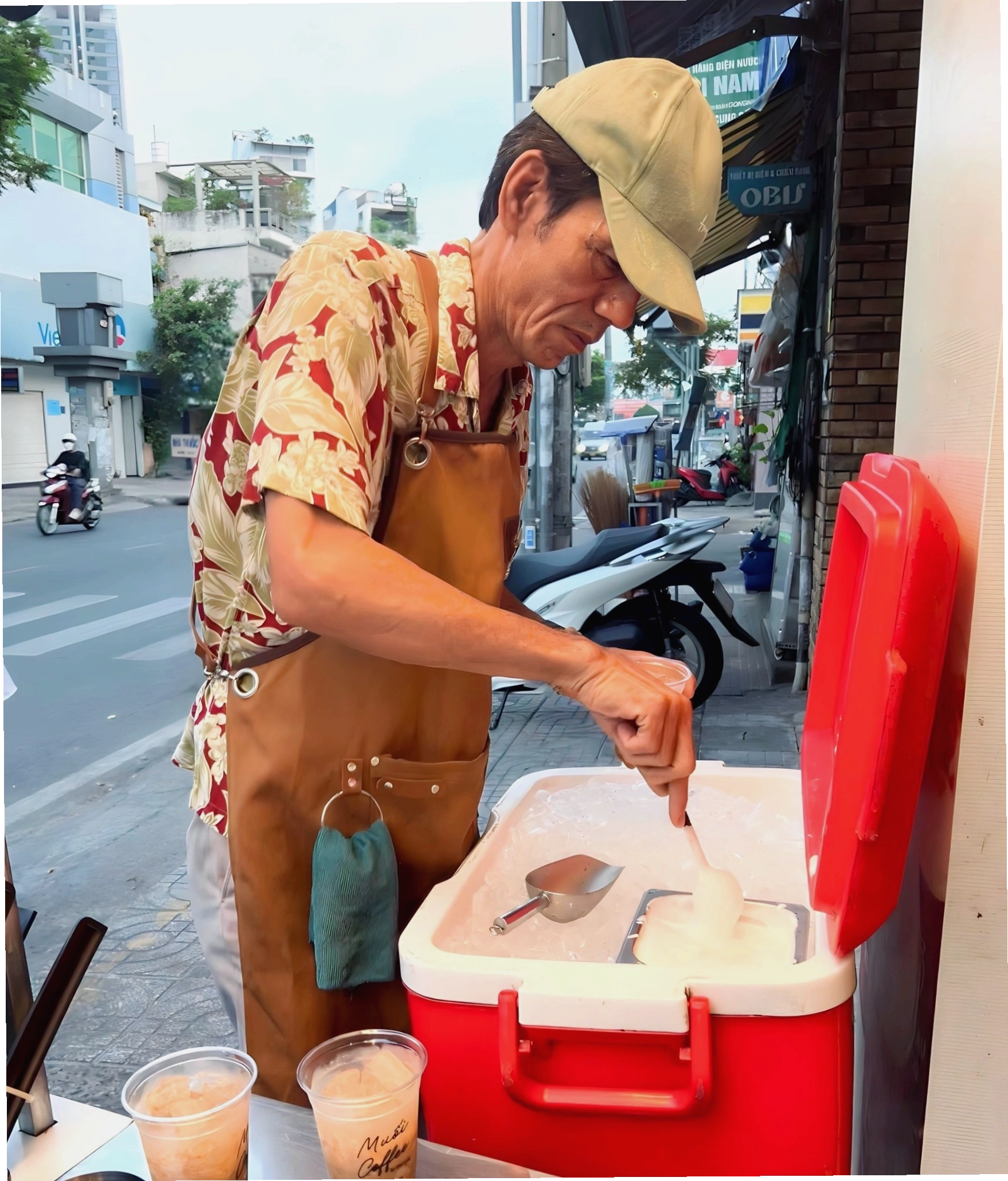 Chú Long tự tay pha chế cà phê cho khách hàng