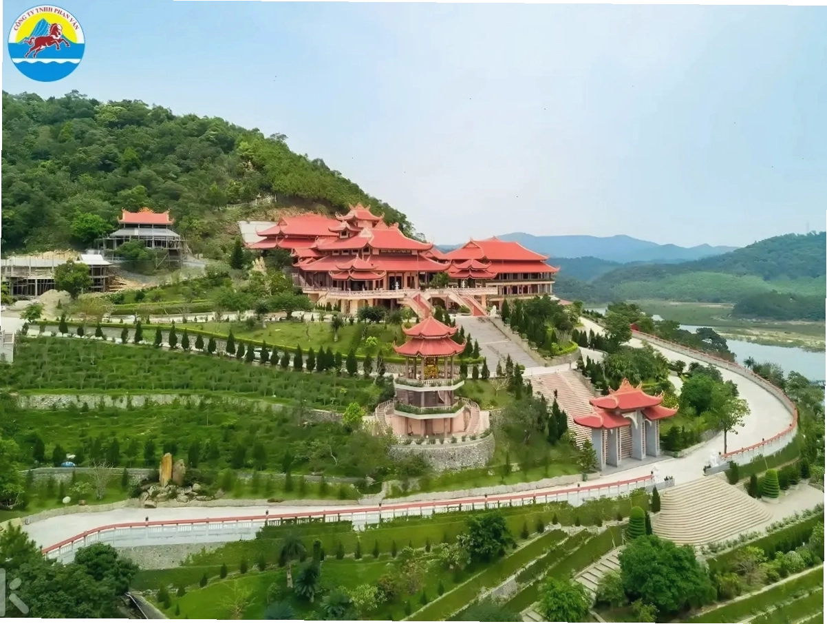 Chùa Cái Bầu uy nghi nhìn ra biển