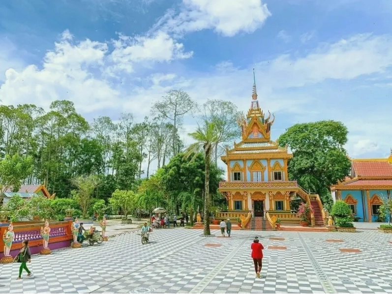 Chùa Chén Kiểu là địa điểm du lịch miền Tây nổi bật với tường ốp chén sứ độc đáo