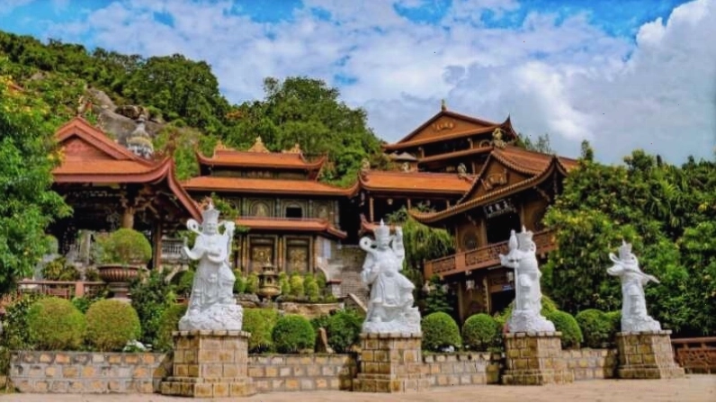 Chùa Hang (Phước Điền Tự) ẩn mình dưới chân núi