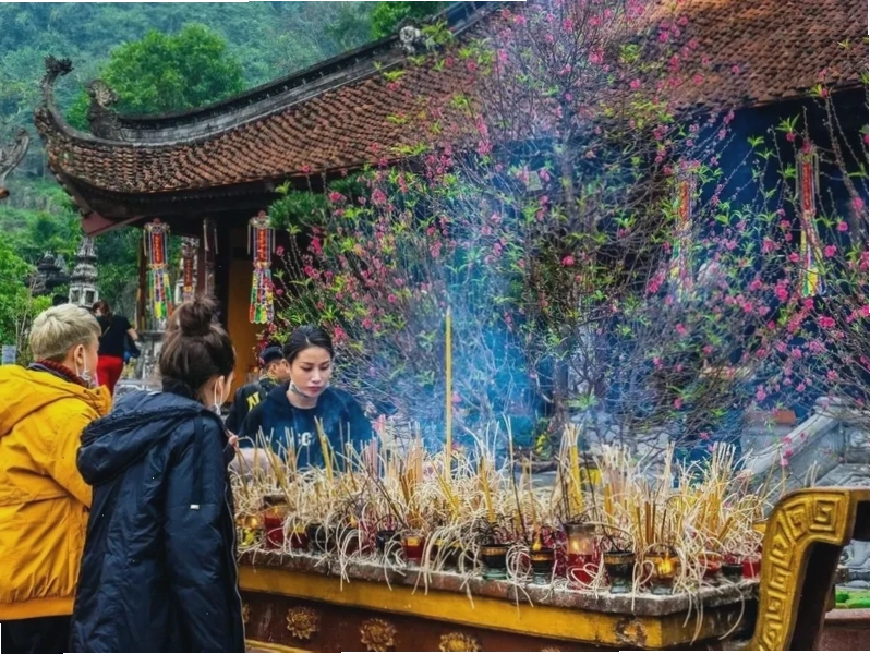 Chùa Hương là địa điểm du lịch miền Bắc 1 ngày mang tính tâm linh cao, thu hút nhiều du khách