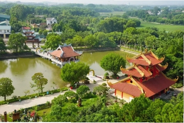 Chùa Khai Nguyên với kiến trúc cổ kính và không gian yên bình.