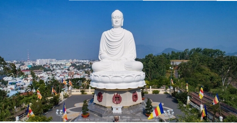 Chùa Long Sơn và Bảo Tháp Trắng uy nghiêm giữa lòng thành phố