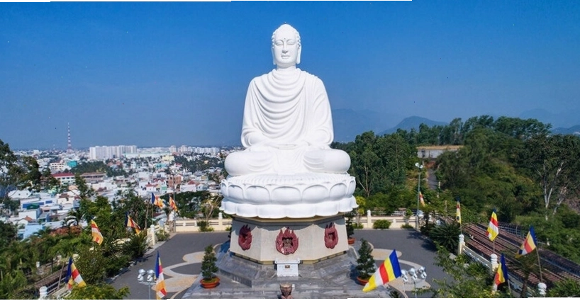 Chùa Long Sơn và tượng Phật trắng uy nghiêm trên đỉnh đồi