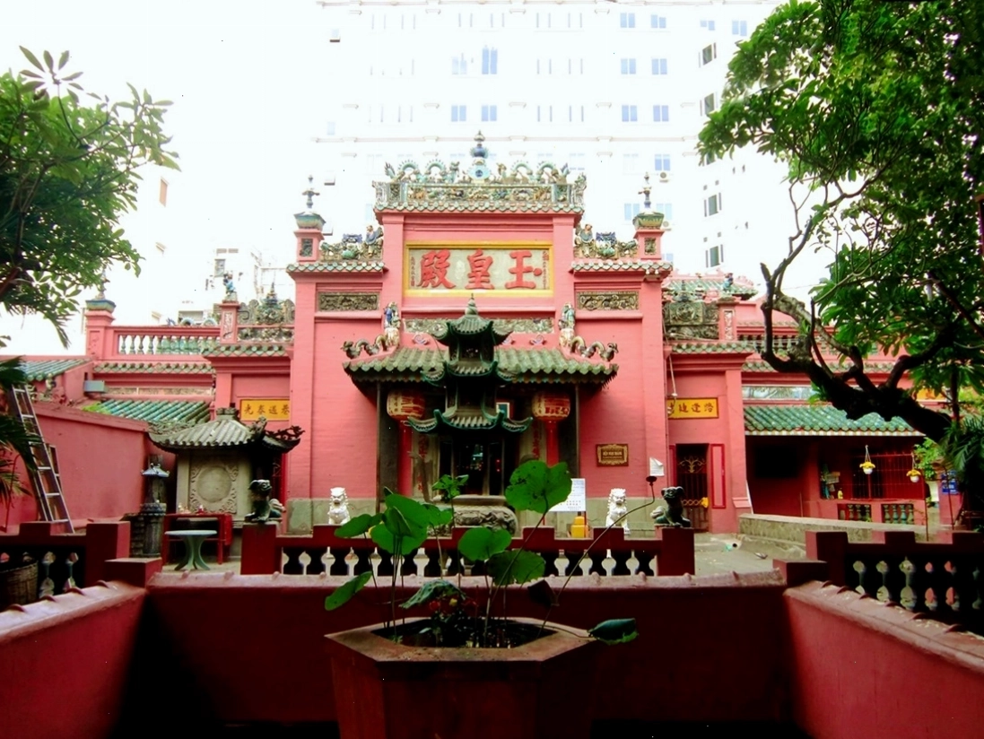 Chùa Ngọc Hoàng được nhiều người đến để cầu may mắn, sức khỏe và tìm kiếm sự an yên trong cuộc sống