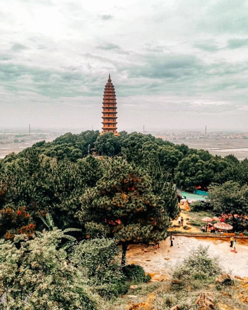 Chùa Phật Tích tại Bắc Ninh với kiến trúc cổ kính và tượng Phật lớn