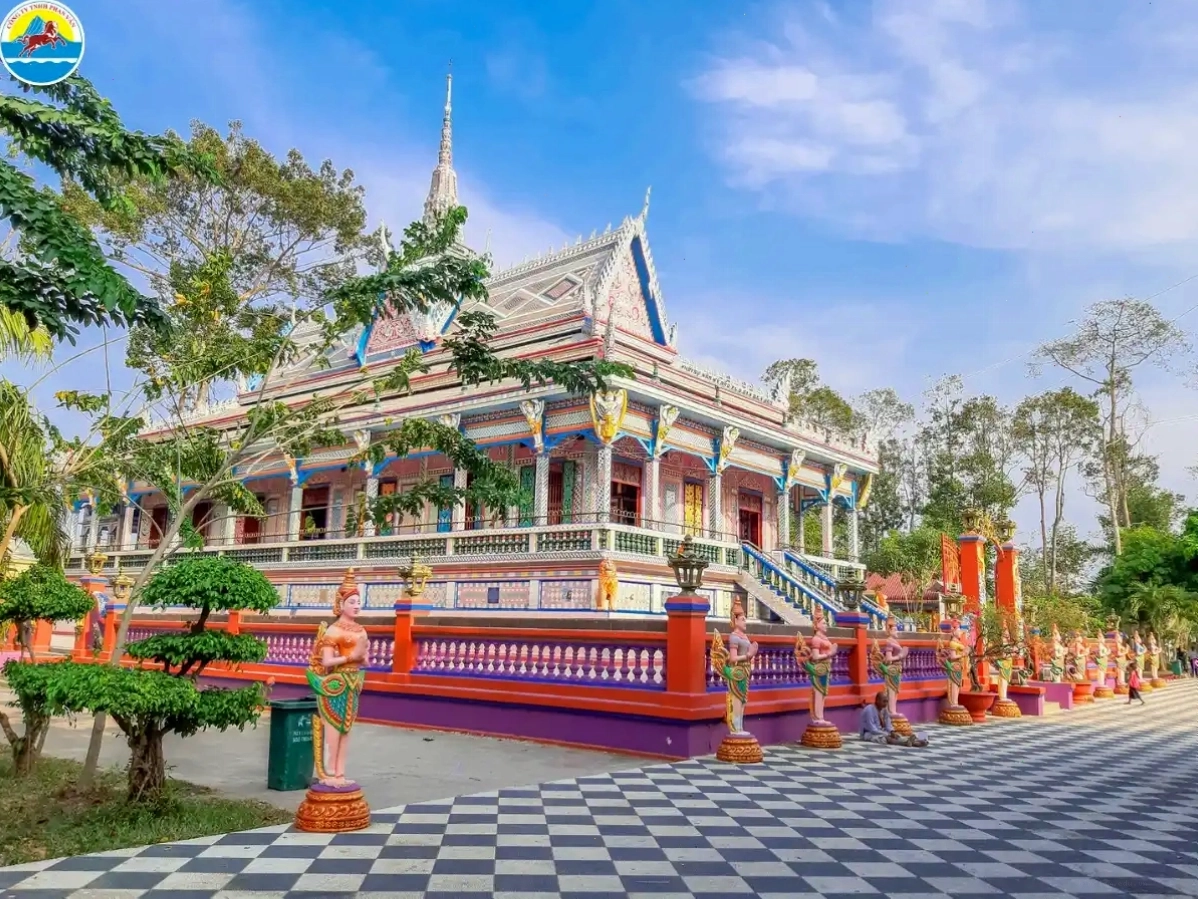 Chùa Sà Lôn với các mảng trang trí bằng sành sứ độc đáo