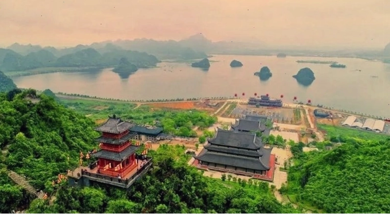 Chùa Tam Chúc với kiến trúc đồ sộ và cảnh quan hồ nước thơ mộng