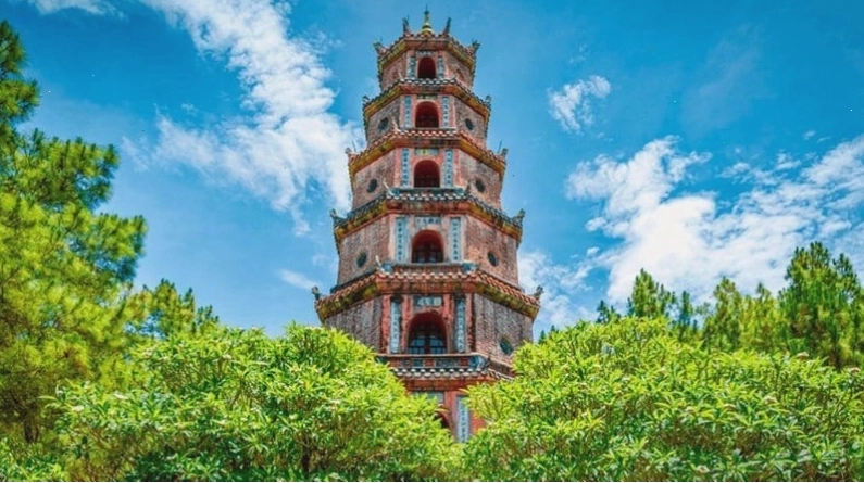 Chùa Thiên Mụ cổ kính soi bóng bên dòng sông Hương