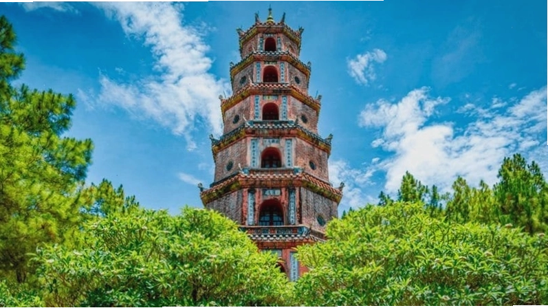 Chùa Thiên Mụ cổ kính soi bóng bên dòng sông Hương