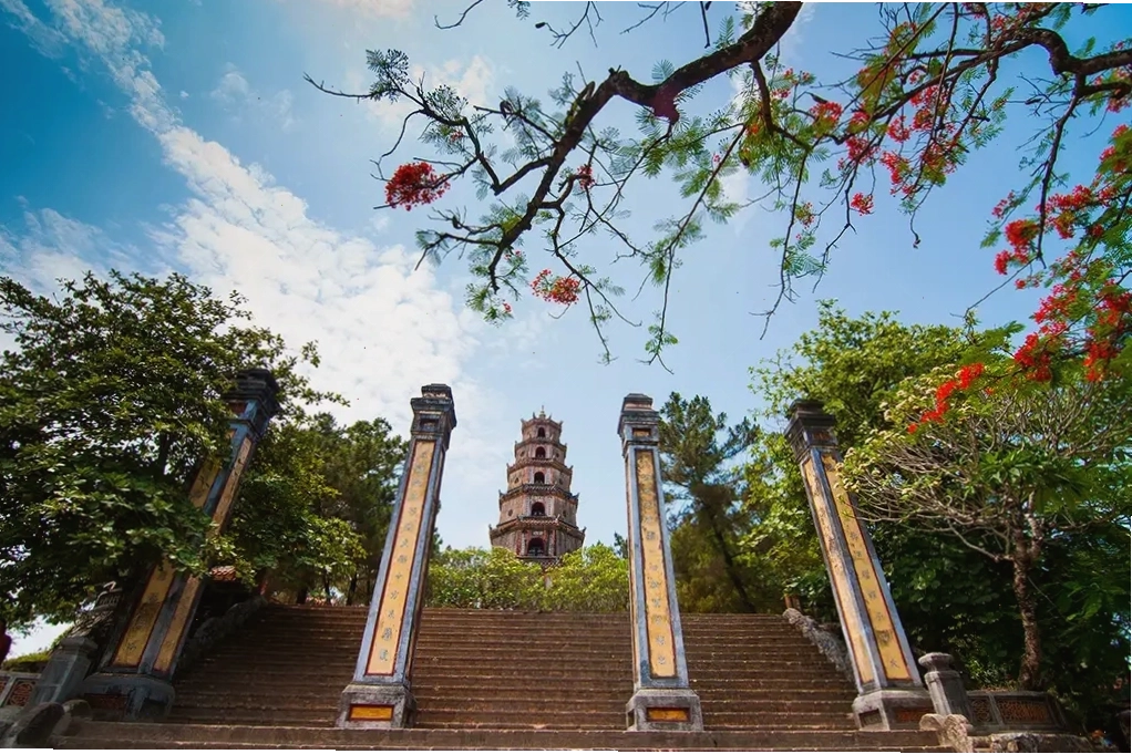 Chùa Thiên Mụ nhìn từ xa