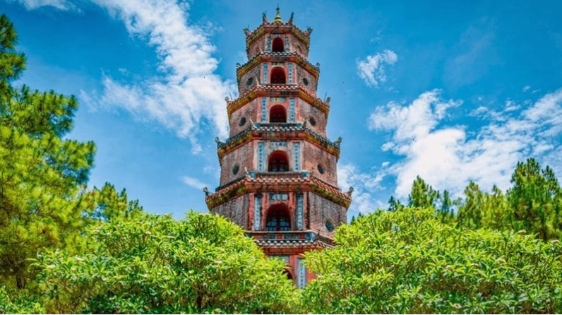Chùa Thiên Mụ soi bóng xuống dòng sông Hương thơ mộng