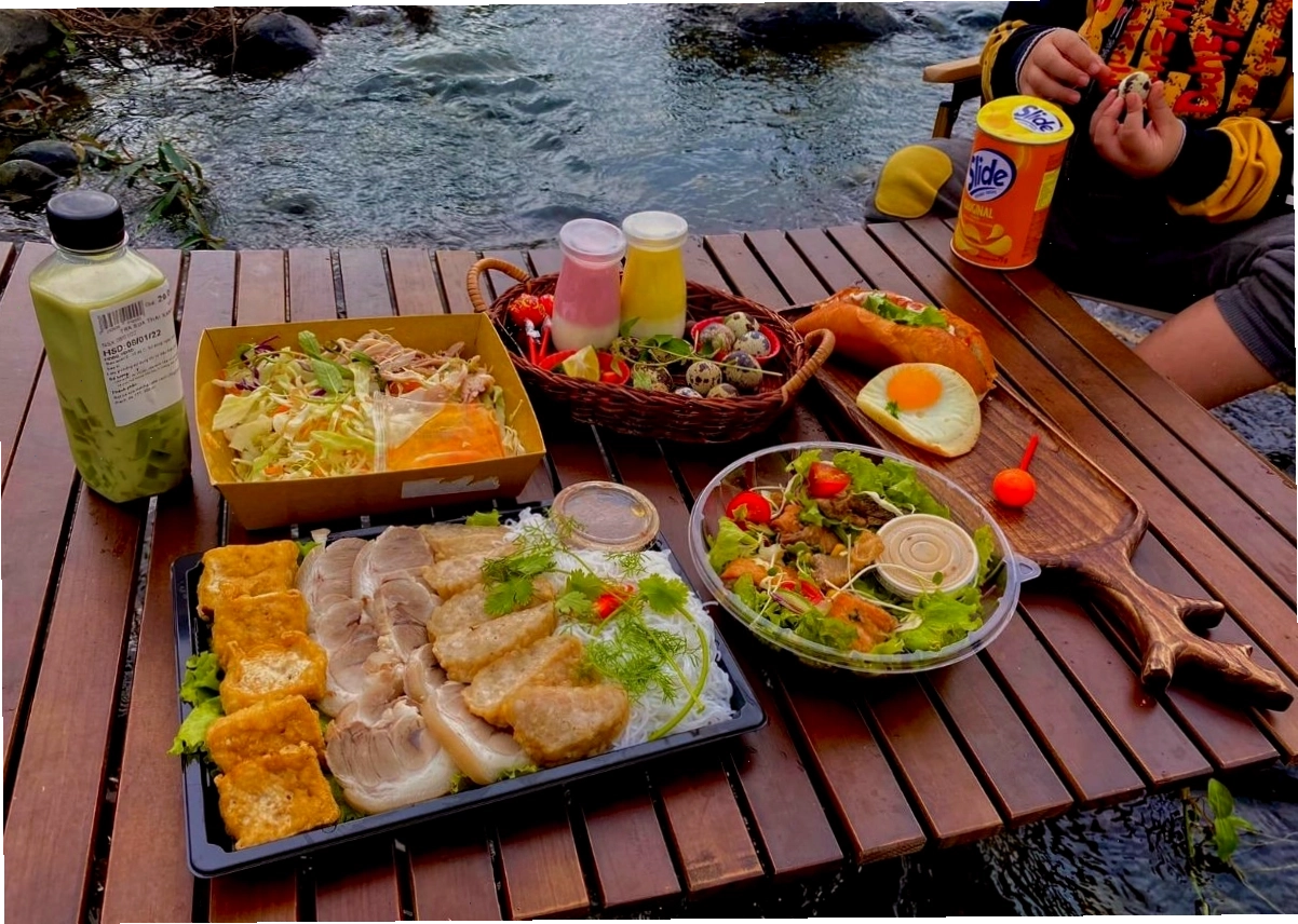 Chuẩn bị đồ ăn đầy đủ cho chuyến dã ngoại tại Suối Trúc