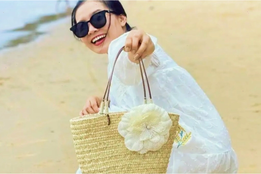Chuẩn bị hành lý khi đi du lịch biển với túi xách tay nhỏ gọn