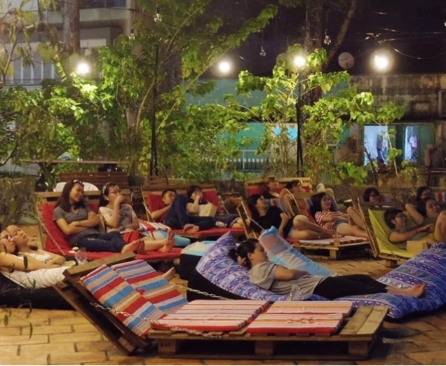 CineB Saigon với giường nhỏ xinh trên sân thượng