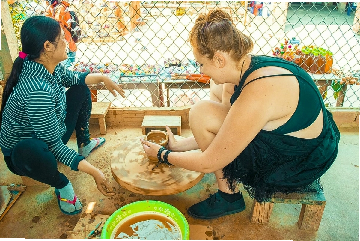 Cô gái đang thực hiện nặn gốm tại Làng Gốm Thanh Hà Hội An