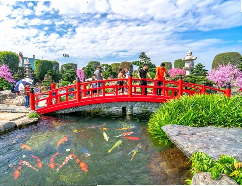 Cô gái diện trang phục Kimono tạo dáng tại Công viên Cá Koi
