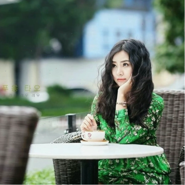 Cô gái ngồi một mình thưởng thức cafe trong không gian yên tĩnh