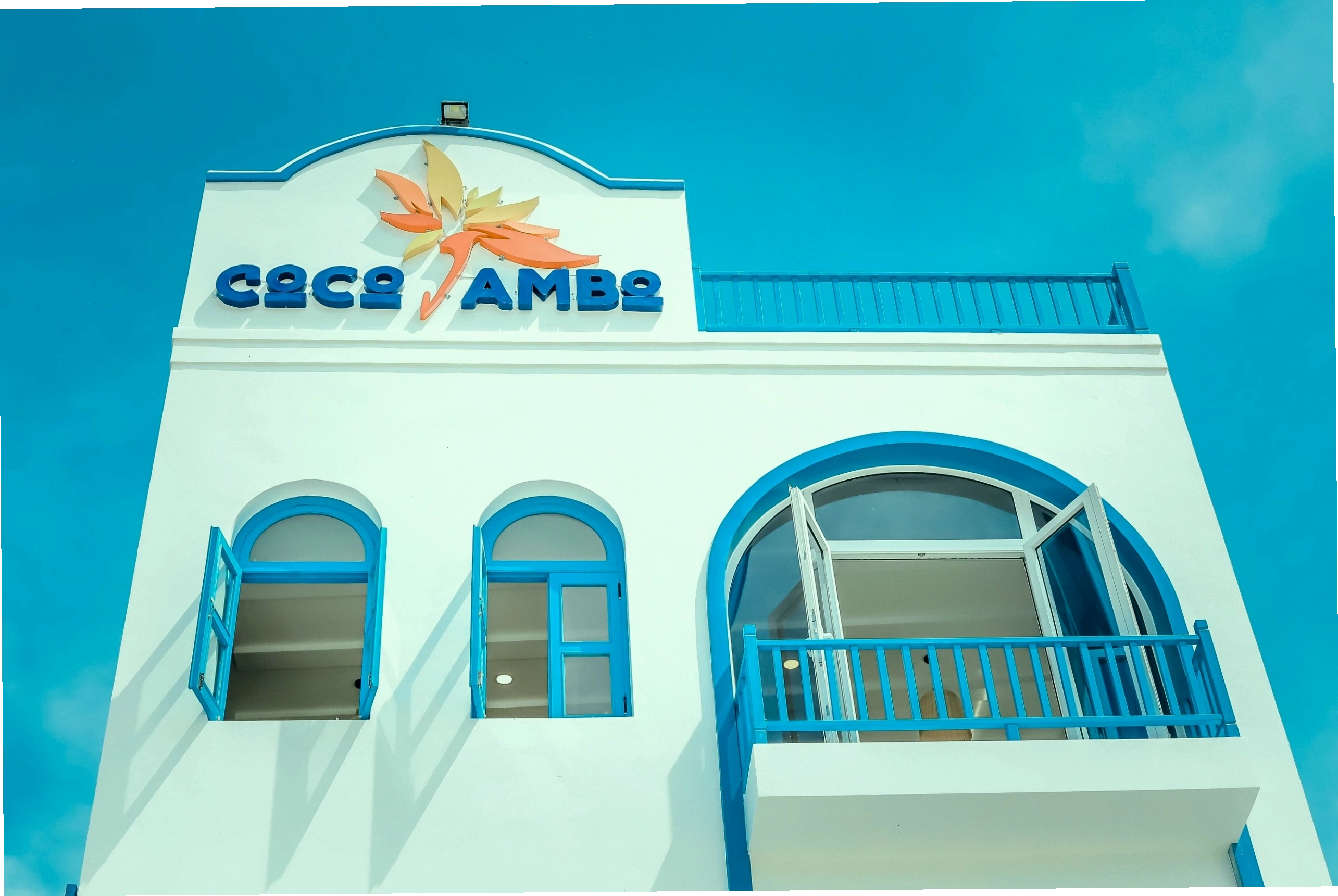 Coco Jambo với kiến trúc Santorini độc đáo và view biển tuyệt đẹp