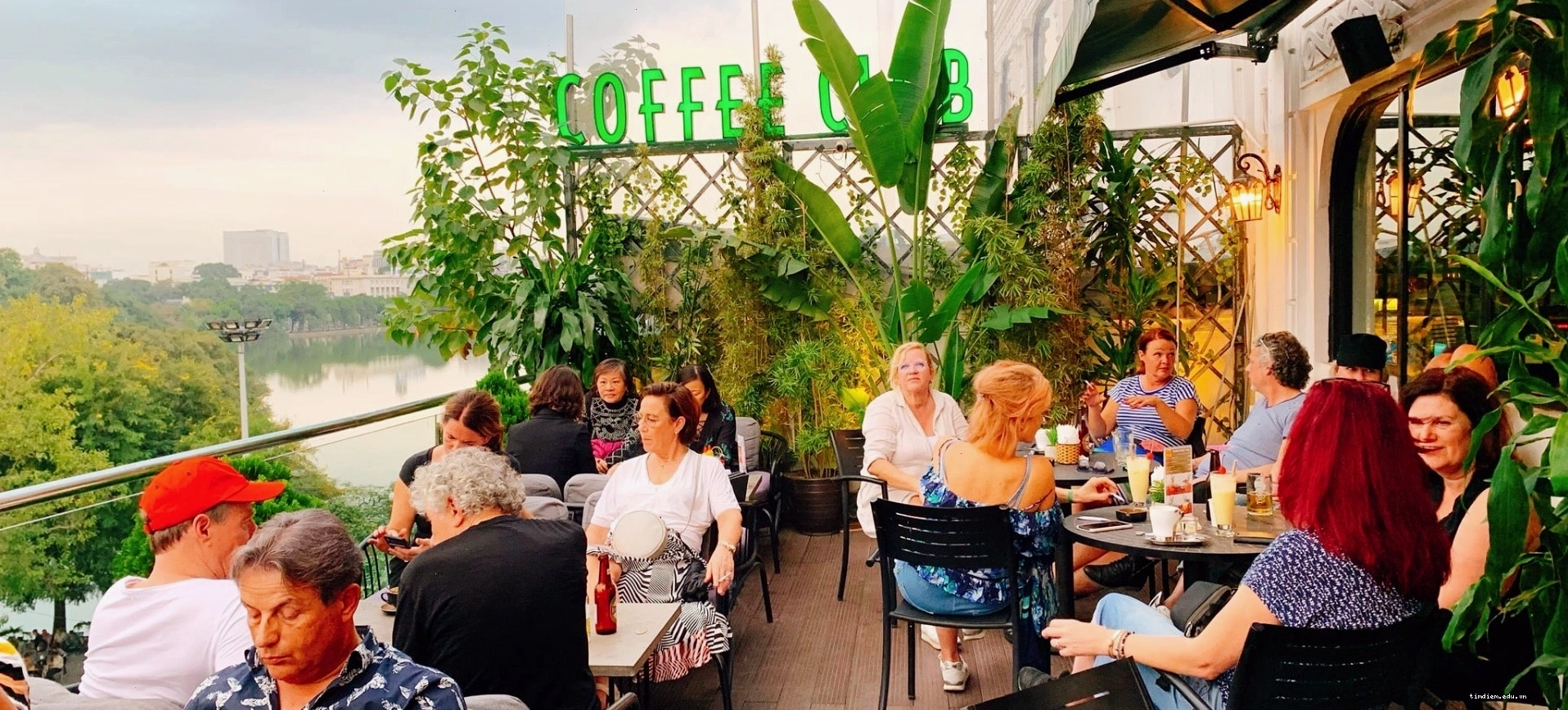 Coffee Club Hồ Gươm với view đẹp nhìn ra Hàm Cá Mập