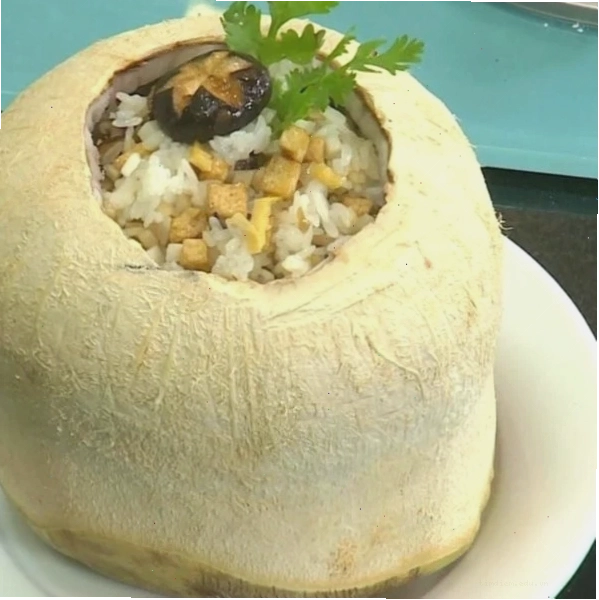 Cơm chiên trái dừa độc đáo