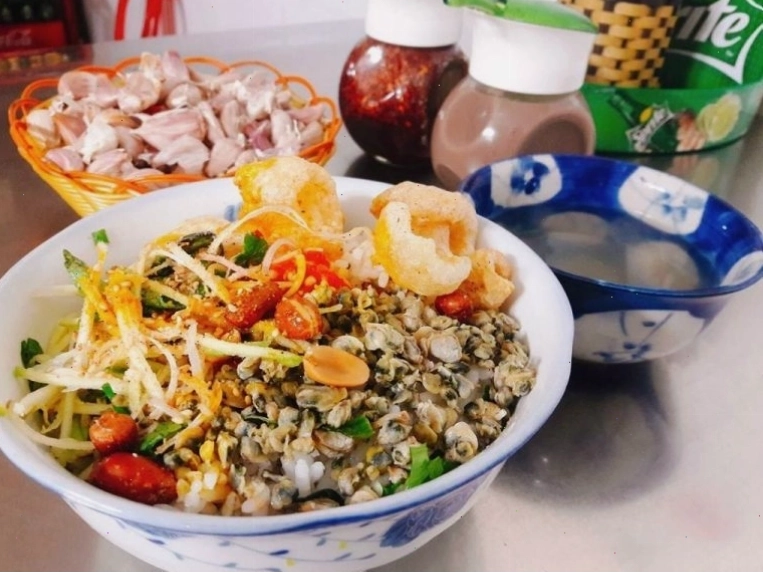Cơm hến hoa đông quán - món ăn dân dã đặc trưng của Huế