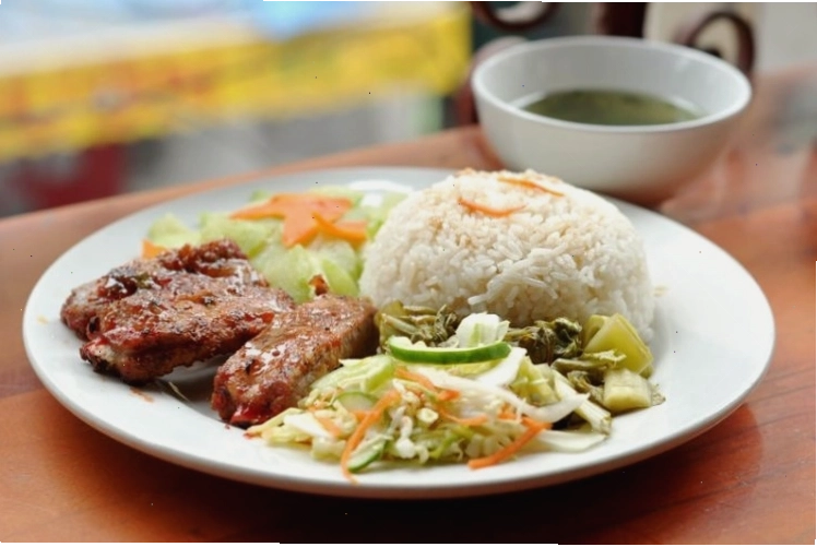 Cơm sườn Đào Duy Từ - Địa điểm ăn uống quen thuộc tại Hà Nội