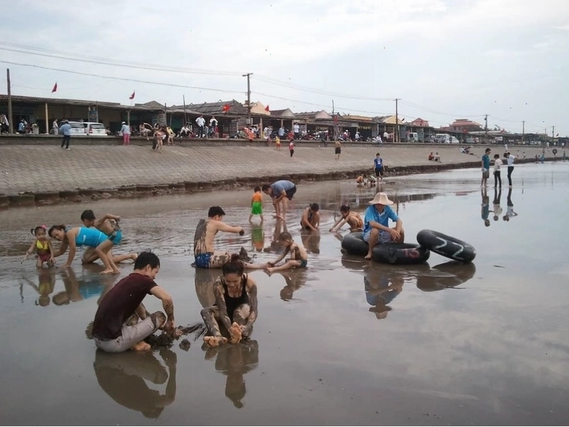 Con đường bê tông ven biển Quất Lâm tạo không gian vui chơi